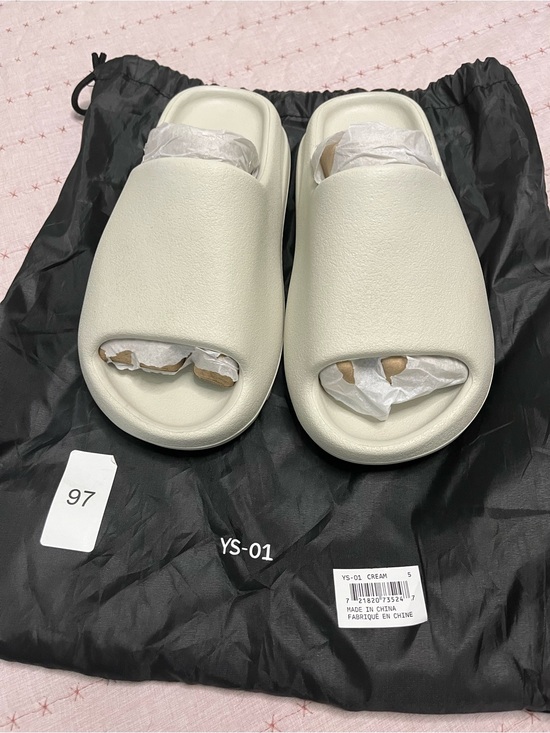 Yeezy Shoes - Yeezy slide.